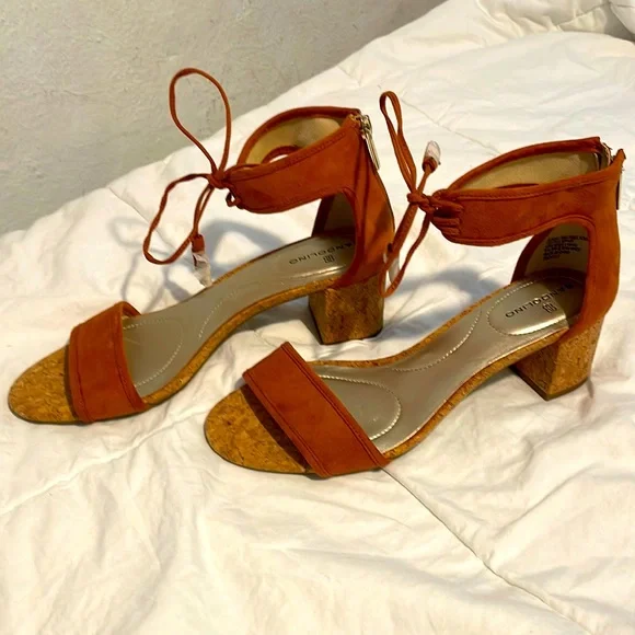 NEW Bandolino stacked heel sandals suede and cork with fringe ties sz 8.5 - Picture 1 of 5